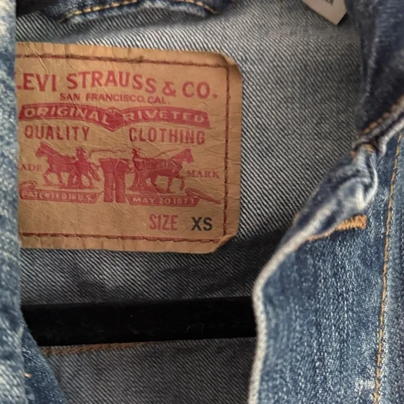 Levi's Classic Blue Jean Jacket - Picture 2 of 2